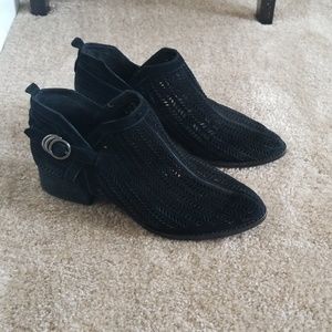 Perforated black bootie